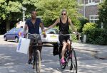 Amsterdam 23 juli 2013
Doutzen Kroes en Sunnery James op de fiets in Amsterdam.
Peter Smulders bv