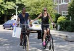 Amsterdam 23 juli 2013
Doutzen Kroes en Sunnery James op de fiets in Amsterdam.
Peter Smulders bv