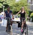 Amsterdam 23 juli 2013
Doutzen Kroes en Sunnery James op de fiets in Amsterdam.
Peter Smulders bv