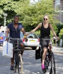 Amsterdam 23 juli 2013
Doutzen Kroes en Sunnery James op de fiets in Amsterdam.
Peter Smulders bv