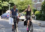 Amsterdam 23 juli 2013
Doutzen Kroes en Sunnery James op de fiets in Amsterdam.
Peter Smulders bv