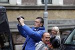 Amsterdam 24 juni 2013
Rihanna verlaat het Amstel hotel en laat haar beveiliging een fan ophalen om met haar mee te rijden in de auto. Edwin janssen met videocamera
Peter Smulders bv