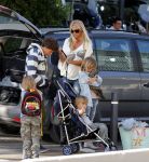 Ibiza 13 juli 2013
Ellemieke Vermolen en Sergio Herman op het vliegveld met hun 2 zoons en een zoon en dochter van Sergio uit een eerdere relatie.
Peter Smulders bv