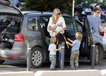 Ibiza 13 juli 2013
Ellemieke Vermolen en Sergio Herman op het vliegveld met hun 2 zoons en een zoon en dochter van Sergio uit een eerdere relatie.
Peter Smulders bv