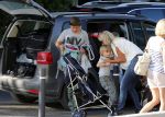 Ibiza 13 juli 2013
Ellemieke Vermolen en Sergio Herman op het vliegveld met hun 2 zoons en een zoon en dochter van Sergio uit een eerdere relatie.
Peter Smulders bv