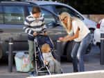 Ibiza 13 juli 2013
Ellemieke Vermolen en Sergio Herman op het vliegveld met hun 2 zoons en een zoon en dochter van Sergio uit een eerdere relatie.
Peter Smulders bv