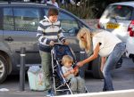 Ibiza 13 juli 2013
Ellemieke Vermolen en Sergio Herman op het vliegveld met hun 2 zoons en een zoon en dochter van Sergio uit een eerdere relatie.
Peter Smulders bv