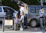 Ibiza 13 juli 2013
Ellemieke Vermolen en Sergio Herman op het vliegveld met hun 2 zoons en een zoon en dochter van Sergio uit een eerdere relatie.
Peter Smulders bv