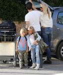 Ibiza 13 juli 2013
Ellemieke Vermolen en Sergio Herman op het vliegveld met hun 2 zoons en een zoon en dochter van Sergio uit een eerdere relatie.
Peter Smulders bv