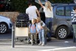 Ibiza 13 juli 2013
Ellemieke Vermolen en Sergio Herman op het vliegveld met hun 2 zoons en een zoon en dochter van Sergio uit een eerdere relatie.
Peter Smulders bv
