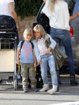 Ibiza 13 juli 2013
Ellemieke Vermolen en Sergio Herman op het vliegveld met hun 2 zoons en een zoon en dochter van Sergio uit een eerdere relatie.
Peter Smulders bv