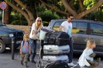 Ibiza 13 juli 2013
Ellemieke Vermolen en Sergio Herman op het vliegveld met hun 2 zoons en een zoon en dochter van Sergio uit een eerdere relatie.
Peter Smulders bv