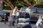 Ibiza 13 juli 2013
Ellemieke Vermolen en Sergio Herman op het vliegveld met hun 2 zoons en een zoon en dochter van Sergio uit een eerdere relatie.
Peter Smulders bv