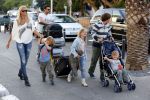 Ibiza 13 juli 2013
Ellemieke Vermolen en Sergio Herman op het vliegveld met hun 2 zoons en een zoon en dochter van Sergio uit een eerdere relatie.
Peter Smulders bv