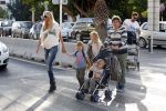 Ibiza 13 juli 2013
Ellemieke Vermolen en Sergio Herman op het vliegveld met hun 2 zoons en een zoon en dochter van Sergio uit een eerdere relatie.
Peter Smulders bv