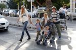 Ibiza 13 juli 2013
Ellemieke Vermolen en Sergio Herman op het vliegveld met hun 2 zoons en een zoon en dochter van Sergio uit een eerdere relatie.
Peter Smulders bv