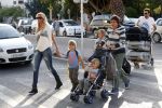 Ibiza 13 juli 2013
Ellemieke Vermolen en Sergio Herman op het vliegveld met hun 2 zoons en een zoon en dochter van Sergio uit een eerdere relatie.
Peter Smulders bv
