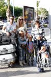 Ibiza 13 juli 2013
Ellemieke Vermolen en Sergio Herman op het vliegveld met hun 2 zoons en een zoon en dochter van Sergio uit een eerdere relatie.
Peter Smulders bv