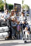 Ibiza 13 juli 2013
Ellemieke Vermolen en Sergio Herman op het vliegveld met hun 2 zoons en een zoon en dochter van Sergio uit een eerdere relatie.
Peter Smulders bv