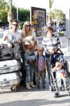 Ibiza 13 juli 2013
Ellemieke Vermolen en Sergio Herman op het vliegveld met hun 2 zoons en een zoon en dochter van Sergio uit een eerdere relatie.
Peter Smulders bv