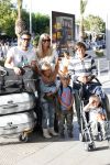 Ibiza 13 juli 2013
Ellemieke Vermolen en Sergio Herman op het vliegveld met hun 2 zoons en een zoon en dochter van Sergio uit een eerdere relatie.
Peter Smulders bv