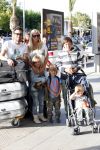 Ibiza 13 juli 2013
Ellemieke Vermolen en Sergio Herman op het vliegveld met hun 2 zoons en een zoon en dochter van Sergio uit een eerdere relatie.
Peter Smulders bv