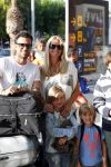 Ibiza 13 juli 2013
Ellemieke Vermolen en Sergio Herman op het vliegveld met hun 2 zoons en een zoon en dochter van Sergio uit een eerdere relatie.
Peter Smulders bv