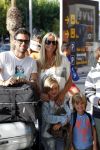Ibiza 13 juli 2013
Ellemieke Vermolen en Sergio Herman op het vliegveld met hun 2 zoons en een zoon en dochter van Sergio uit een eerdere relatie.
Peter Smulders bv