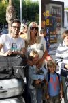 Ibiza 13 juli 2013
Ellemieke Vermolen en Sergio Herman op het vliegveld met hun 2 zoons en een zoon en dochter van Sergio uit een eerdere relatie.
Peter Smulders bv