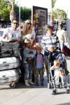 Ibiza 13 juli 2013
Ellemieke Vermolen en Sergio Herman op het vliegveld met hun 2 zoons en een zoon en dochter van Sergio uit een eerdere relatie.
Peter Smulders bv