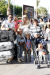 Ibiza 13 juli 2013
Ellemieke Vermolen en Sergio Herman op het vliegveld met hun 2 zoons en een zoon en dochter van Sergio uit een eerdere relatie.
Peter Smulders bv