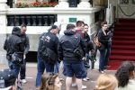 Amsterdam 24 juni 2013
Rihanna verlaat het Amstel hotel en laat haar beveiliging een fan ophalen om met haar mee te rijden in de auto. engelse paparazzi
Peter Smulders bv