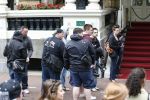 Amsterdam 24 juni 2013
Rihanna verlaat het Amstel hotel en laat haar beveiliging een fan ophalen om met haar mee te rijden in de auto. engelse paparazzi
Peter Smulders bv