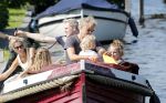 Vreeland 7 juli 2013
Wendy v Dijk en Erland Galjaard aan het varen op de vecht met hun dochter Lizzy Erland zijn dochter en vrienden.
Peter Smulders bv