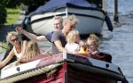 Vreeland 7 juli 2013
Wendy v Dijk en Erland Galjaard aan het varen op de vecht met hun dochter Lizzy Erland zijn dochter en vrienden.
Peter Smulders bv