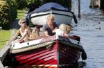 Vreeland 7 juli 2013
Wendy v Dijk en Erland Galjaard aan het varen op de vecht met hun dochter Lizzy Erland zijn dochter en vrienden.
Peter Smulders bv