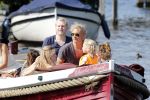 Vreeland 7 juli 2013
Wendy v Dijk en Erland Galjaard aan het varen op de vecht met hun dochter Lizzy Erland zijn dochter en vrienden.
Peter Smulders bv