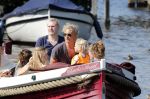 Vreeland 7 juli 2013
Wendy v Dijk en Erland Galjaard aan het varen op de vecht met hun dochter Lizzy Erland zijn dochter en vrienden.
Peter Smulders bv