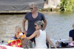 Vreeland 7 juli 2013
Wendy v Dijk en Erland Galjaard aan het varen op de vecht met hun dochter Lizzy Erland zijn dochter en vrienden.
Peter Smulders bv