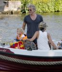 Vreeland 7 juli 2013
Wendy v Dijk en Erland Galjaard aan het varen op de vecht met hun dochter Lizzy Erland zijn dochter en vrienden.
Peter Smulders bv