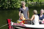 Vreeland 7 juli 2013
Wendy v Dijk en Erland Galjaard aan het varen op de vecht met hun dochter Lizzy Erland zijn dochter en vrienden.
Peter Smulders bv
