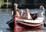 Vreeland 7 juli 2013
Wendy v Dijk en Erland Galjaard aan het varen op de vecht met hun dochter Lizzy Erland zijn dochter en vrienden.
Peter Smulders bv