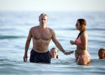 ibiza 17 juli 2013
Wendy Lizzy en Sem v Dijk en Erland Galjaard met zijn dochter Elena op het strand van Salinas. Ook de moeder van de Wendy was gezellig mee.
Peter Smulders bv