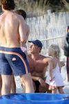 ibiza 17 juli 2013
Wendy Lizzy en Sem v Dijk en Erland Galjaard met zijn dochter Elena op het strand van Salinas. Ook de moeder van de Wendy was gezellig mee.
Peter Smulders bv