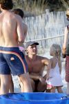 ibiza 17 juli 2013
Wendy Lizzy en Sem v Dijk en Erland Galjaard met zijn dochter Elena op het strand van Salinas. Ook de moeder van de Wendy was gezellig mee.
Peter Smulders bv