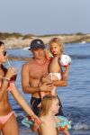 ibiza 17 juli 2013
Wendy Lizzy en Sem v Dijk en Erland Galjaard met zijn dochter Elena op het strand van Salinas. Ook de moeder van de Wendy was gezellig mee.
Peter Smulders bv