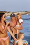 ibiza 17 juli 2013
Wendy Lizzy en Sem v Dijk en Erland Galjaard met zijn dochter Elena op het strand van Salinas. Ook de moeder van de Wendy was gezellig mee.
Peter Smulders bv