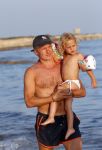 ibiza 17 juli 2013
Wendy Lizzy en Sem v Dijk en Erland Galjaard met zijn dochter Elena op het strand van Salinas. Ook de moeder van de Wendy was gezellig mee.
Peter Smulders bv