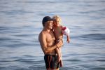 ibiza 17 juli 2013
Wendy Lizzy en Sem v Dijk en Erland Galjaard met zijn dochter Elena op het strand van Salinas. Ook de moeder van de Wendy was gezellig mee.
Peter Smulders bv