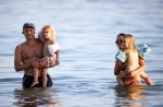 ibiza 17 juli 2013
Wendy Lizzy en Sem v Dijk en Erland Galjaard met zijn dochter Elena op het strand van Salinas. Ook de moeder van de Wendy was gezellig mee.
Peter Smulders bv